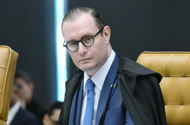 Polícia Federal entrega dados do celular de Vorcaro a Cristiano Zanin