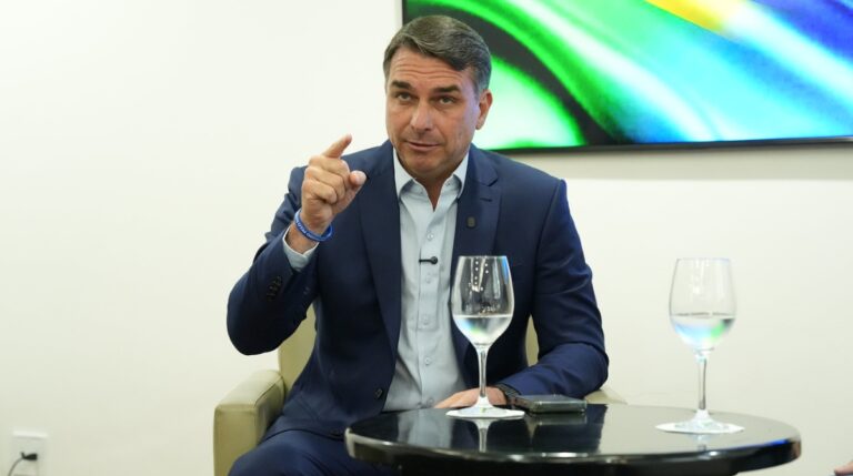 PT pede investigação sobre suposto apoio estrangeiro à campanha de Flávio Bolsonaro
