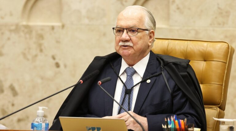 Fachin vota contra juntar casos de Moraes e Mendonça e mantém relatoria