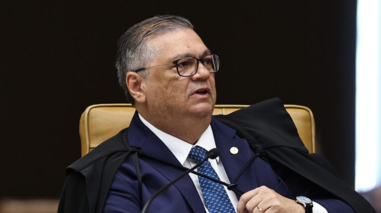 Dino diverge de Fachin e vota para juntar casos de Moraes e Mendonça