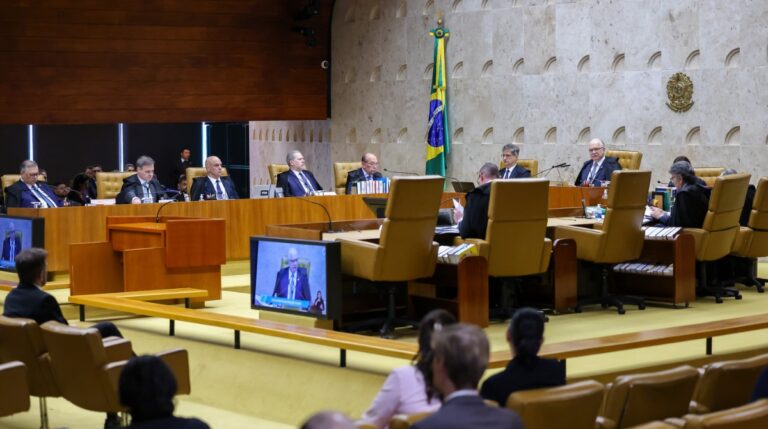 STF encerra sessão sem decisão sobre caso Moraes após pedido de vista