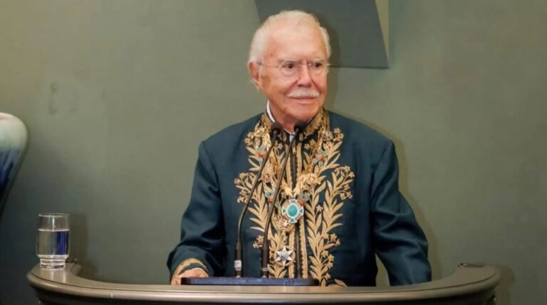 José Sarney recebe alta após três dias internado com pneumonia