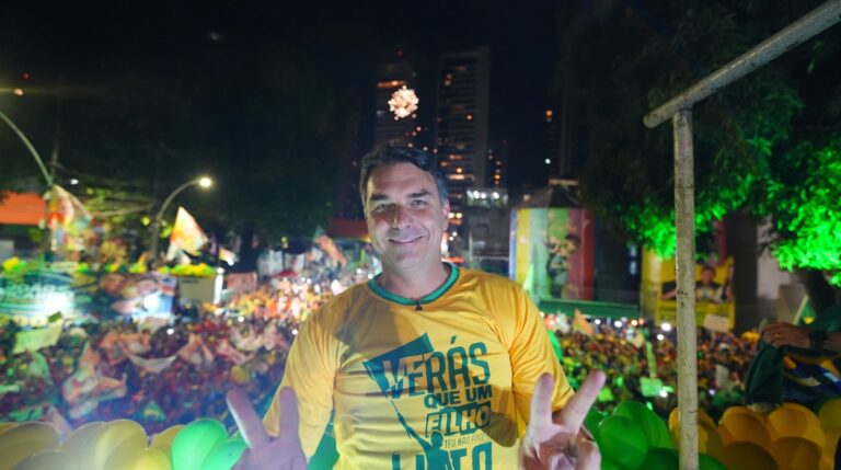 ‘Sem os ministros do Lula no Supremo, a democracia vive’, diz Flávio Bolsonaro