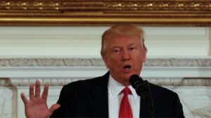 Donald Trump disse que a presença das facções do crime organizado no Brasil representa uma ameaça à paz e à segurança mundial. (Foto: Agência Lusa/EPA/Aude Guerrucci)