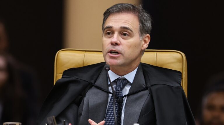 Fachin adia julgamento sobre atuação de Mendonça no caso Master