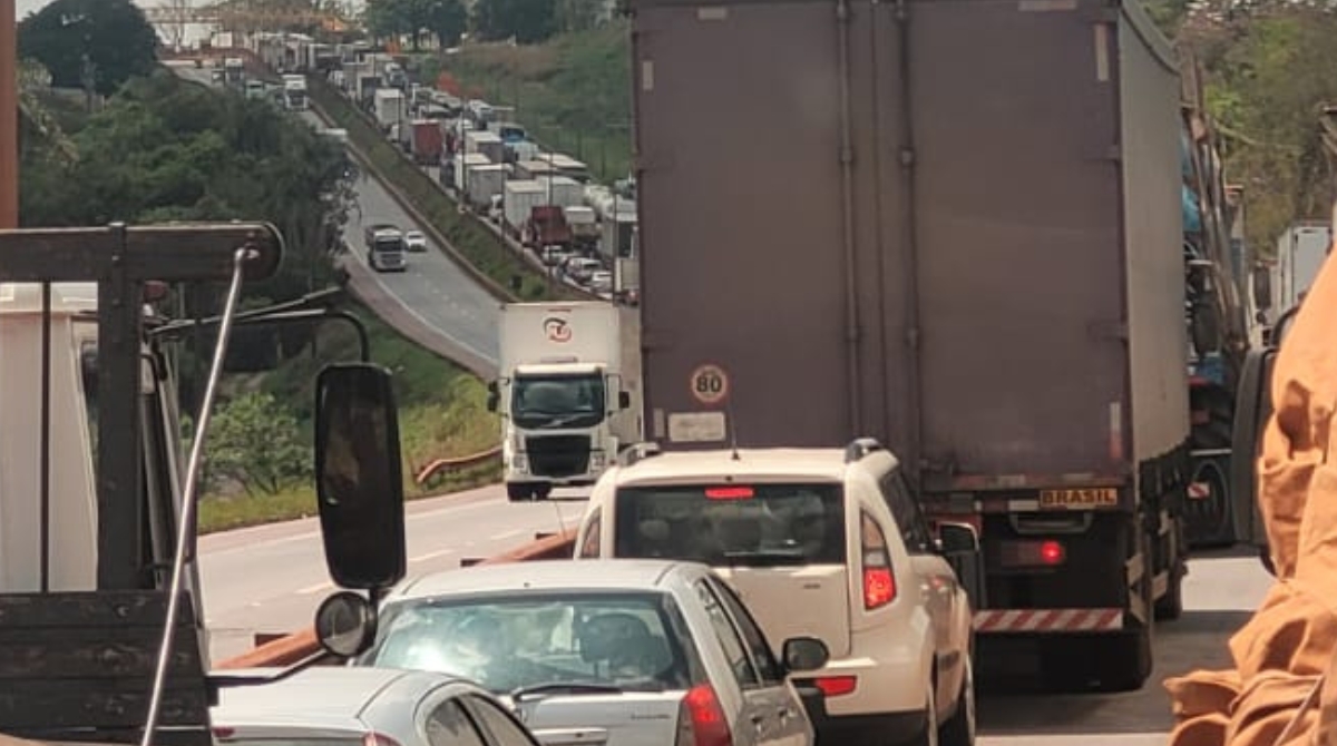 Trecho da Fernão Dias em Betim, sentido Belo Horizonte, segue com desvios e retenção. (Foto: Reprodução)