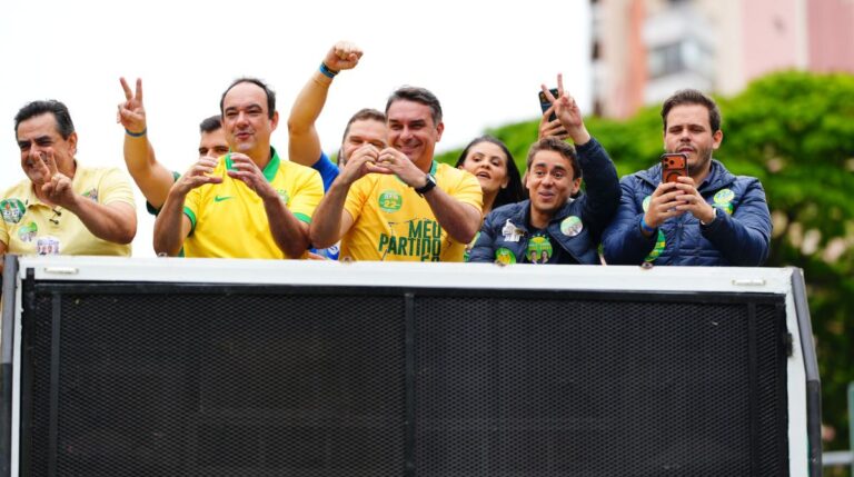 Flávio Bolsonaro volta a Minas nesta semana para agendas de campanha