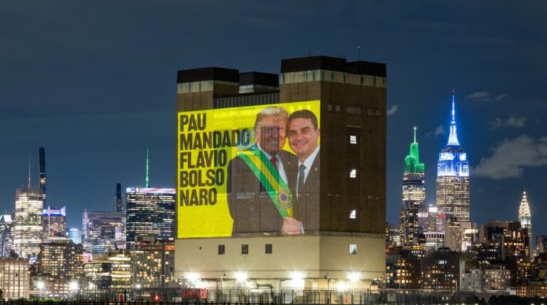 Protesto em Nova York exibe montagem de Flávio Bolsonaro entregando faixa a Trump