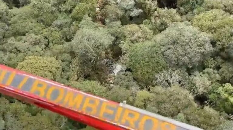 Cenipa mobiliza peritos para apurar causas da queda de helicóptero que matou o cantor Rick e mais 4 pessoas em Santa Catarina. (Foto: Corpo de Bombeiros Militar de Santa Catarina)