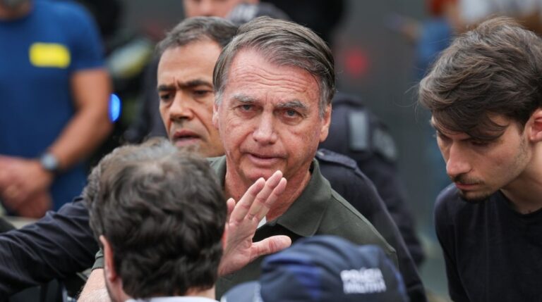 Defesa de Bolsonaro desiste de pedido para suspender pena