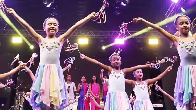 Projeto social transforma a vida de jovens no Morro das Pedras com aulas de dança e música. (Foto: Reprodução/Instagram/Unimed/Escola de Artes)