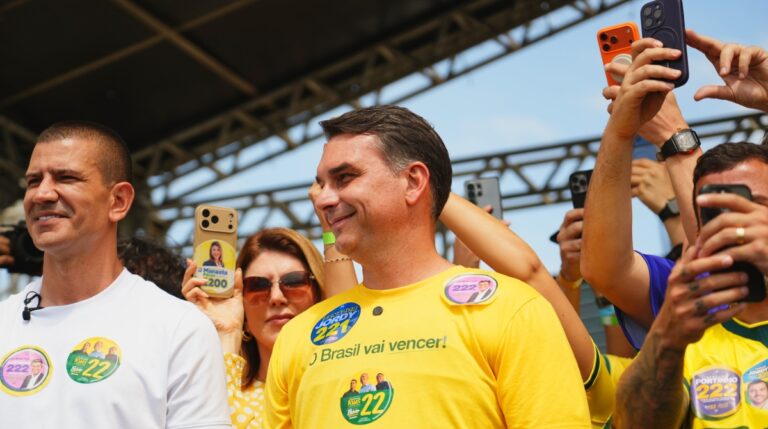 Flávio Bolsonaro viajou com a família em jatinho ligado a Daniel Vorcaro, diz revista