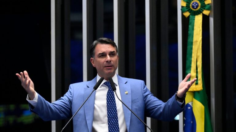 Flávio Bolsonaro tentou falar com Vorcaro nos quatro dias anteriores à prisão do ex-banqueiro