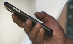 Morador utilizando o celular
