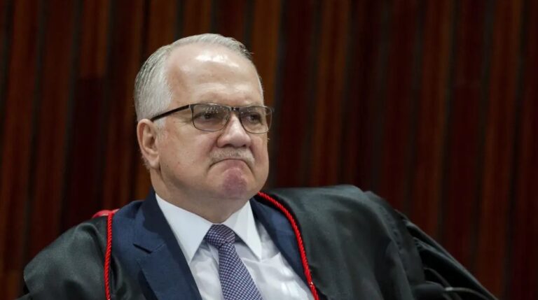 Fachin dá cinco dias para PGR analisar pedidos nos casos Master e INSS