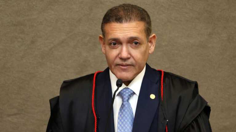 Nunes Marques suspende propaganda de Lula que associa Flávio Bolsonaro a rachadinha e Master