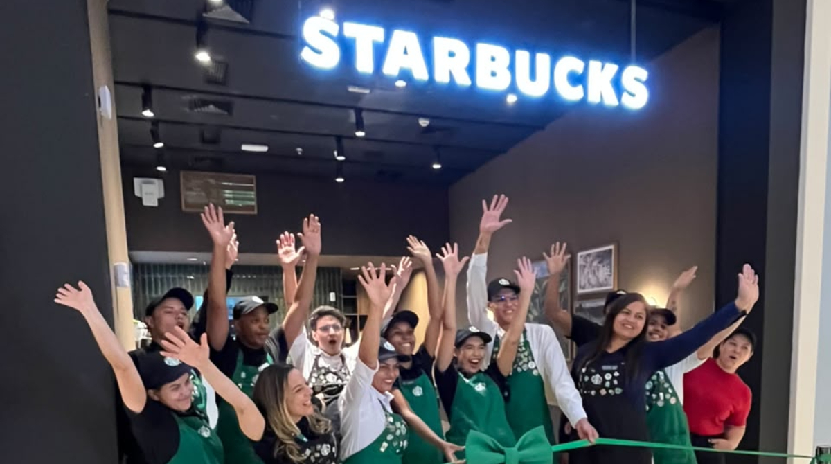 colaboradores do starbucks do boulevard shopping comemorando