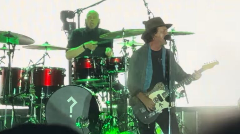 Após saída de Matt Cameron, Pearl Jam estreia nova formação com o baterista Abe Laboriel Jr. (Foto: Reprodução/YouTube/EverythingConcerts)