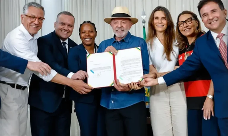 Lei do futebol feminino: Lula sanciona novas regras para clubes e SAFs