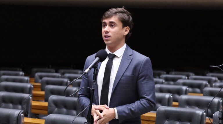 Nikolas lidera ato bolsonarista no Centro de BH na véspera da visita de Lula à capital