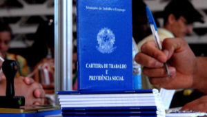 A foto de uma carteira de trabalho.