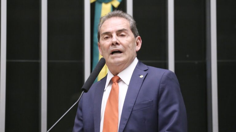 Solidariedade pede a Dino afastamento de Nunes Marques e Mendonça de ações no TSE