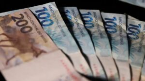 O déficit primário das contas públicas recuou em agosto frente a 2025, mas alta nos juros pressiona a dívida bruta. (Foto: José Cruz/Agência Brasil)