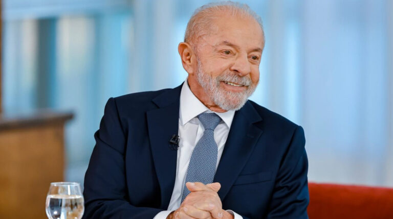 Lula cancela ida a Juiz de Fora após avião não decolar; público deixa ato sob chuva