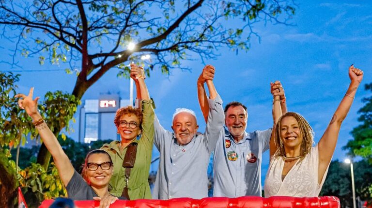 Sob chuva, Lula reúne milhares em BH e pede votos para Patrus, Marília e Áurea