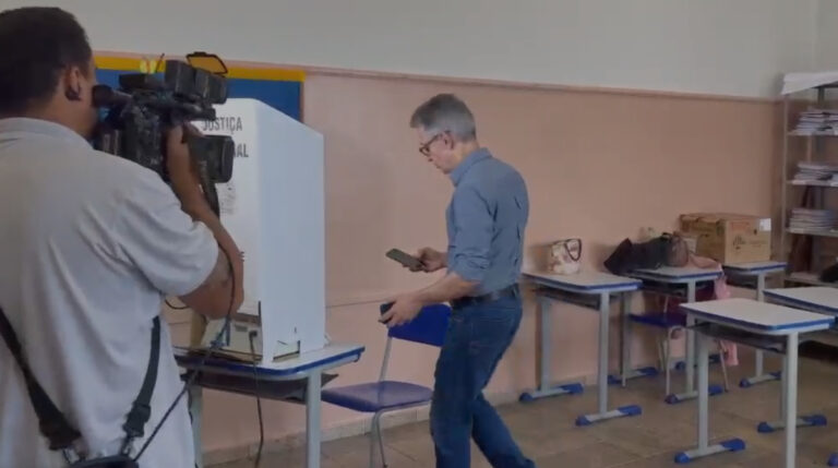 MP Eleitoral aciona Justiça após Zema entrar com celular na cabine de votação