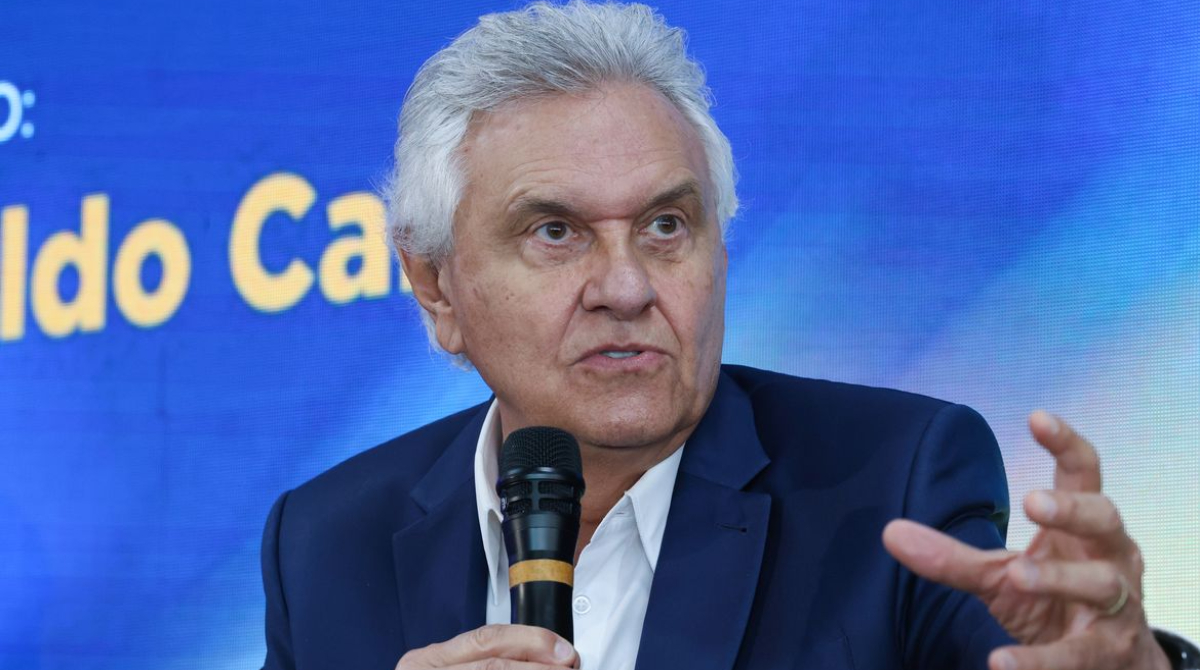 ronaldo caiado falando no microfone em evento