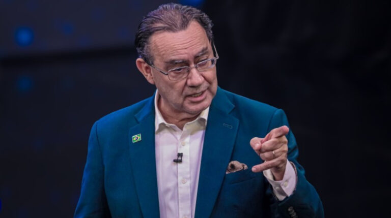 Augusto Cury (Avante) vota em Colina, interior de São Paulo