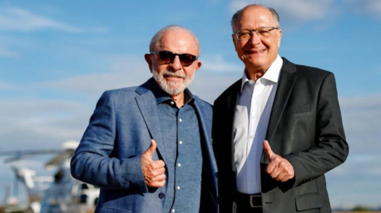 Após votar na zona oeste de SP, Alckmin diz que, junto de Lula, salvou a democracia