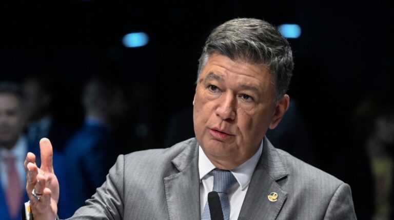 TRE-MG manda Carlos Viana apagar posts contra Superman; candidato também denuncia site ‘clonado’