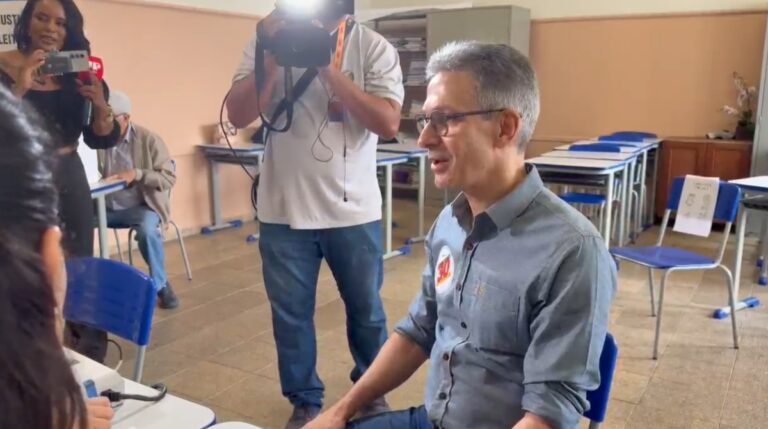 Veja as possíveis punições para Zema por entrar com celular na cabine de votação