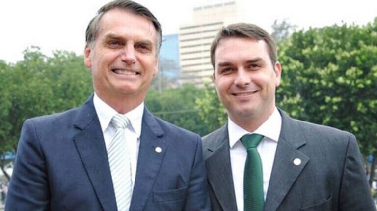 Bolsonaro pede a Moraes autorização para receber Flávio após primeiro turno