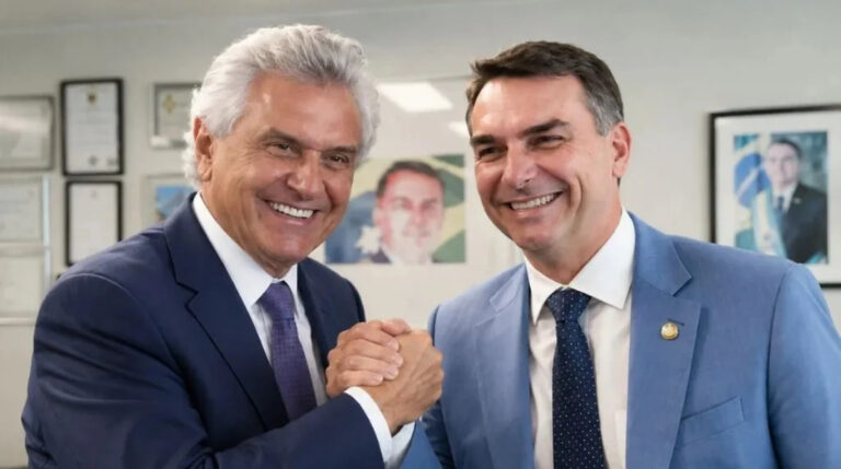 Caiado anuncia apoio a Flávio Bolsonaro no 2º turno: ‘Estou aqui para derrotar o PT’