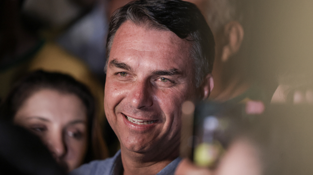 flávio bolsonaro escala 6x1