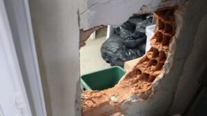 Homem é preso no teto de shopping de Governador Valadares após arrombar parede de loja para tentativa de furto a joalheria. (Foto: Divulgação/Polícia Militar)