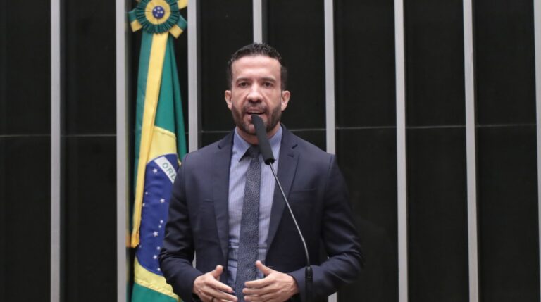 ‘A culpa não é do Lula, é nossa’, diz Janones sobre comunicação da campanha