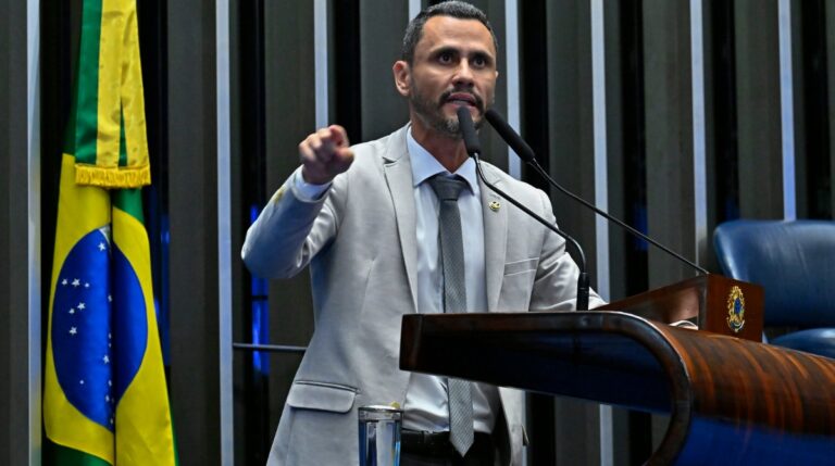 ‘Tô aqui é pra isso’, diz Cleitinho ao chegar a evento que oficializará apoio de Republicanos a Flávio