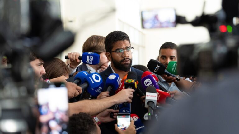 ‘Comunicação digital precisa melhorar bastante’, diz Jones Manoel sobre campanha de Lula