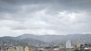 Defesa Civil de BH emite alerta para pancadas de chuva, raios e ventos de até 45 km/h. Aviso vale até a manhã de sábado. (Foto: Gustavo Macedo/Rede98)