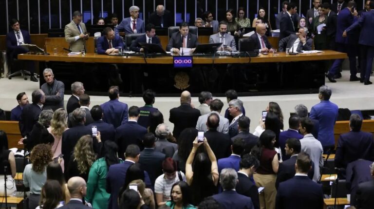 Senado marca votação da PEC do fim da escala 6×1 para quarta-feira; veja o que muda
