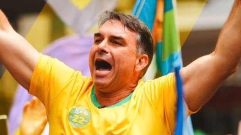 Flávio diz que Jair Bolsonaro colocará faixa nele em eventual posse e promete maioridade penal a 16 anos