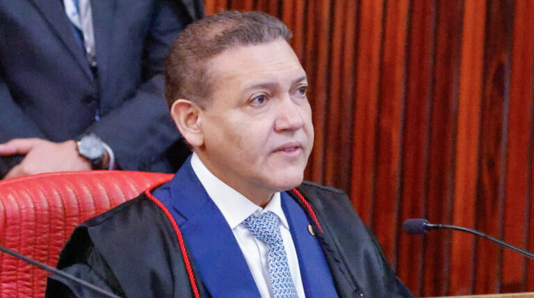 Nunes Marques manda suspender ‘Exército do Lula’ no WhatsApp após pedido de Flávio