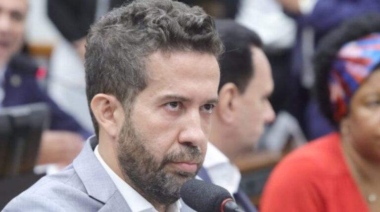 Janones critica suspensão de canal ‘Exército do Lula’ pelo TSE: ‘a censura já começou’