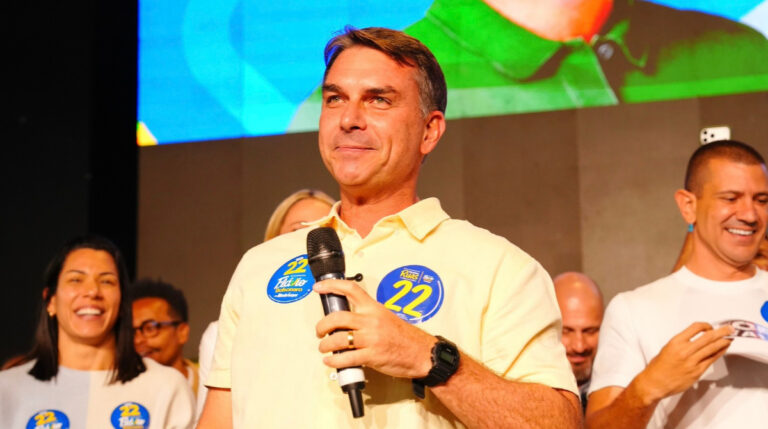 E-mails indicam que Flávio Bolsonaro dividia conta com suspeito de lavar dinheiro do INSS
