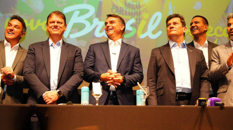 ‘Ninguém vai tocar em programas sociais’, diz Flávio sobre Bolsa Família e salário mínimo