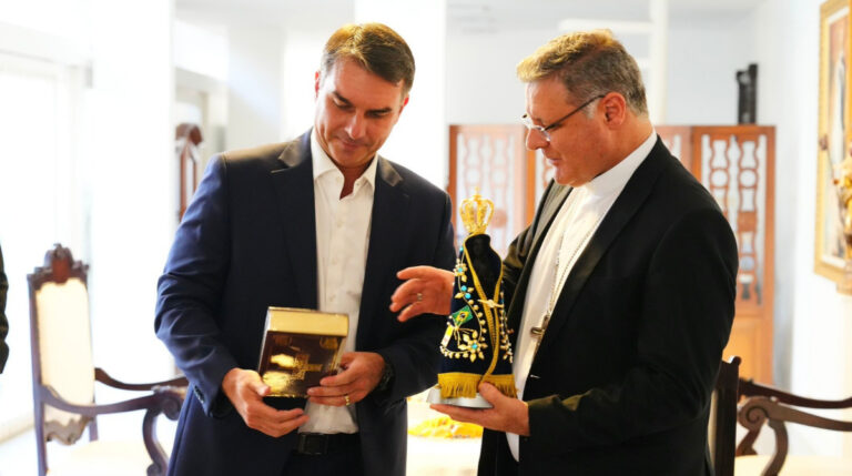 Flávio Bolsonaro diz que visitará o pai nesta terça após autorização de Moraes